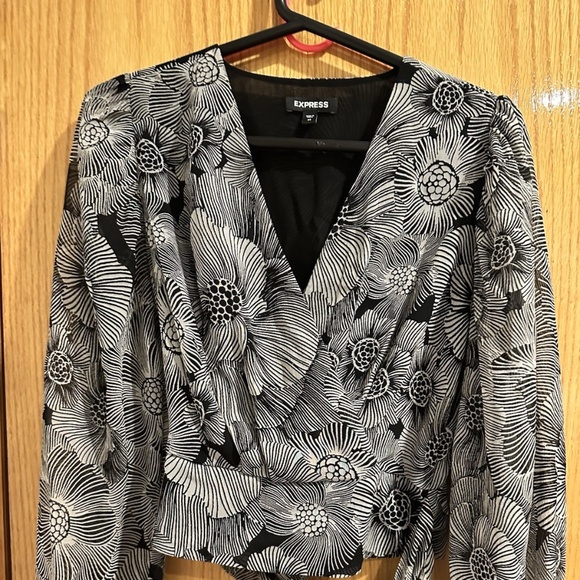 Express- Womens Black And White Flower Patterned Long Sleeve Blouse - Picture 1 of 4